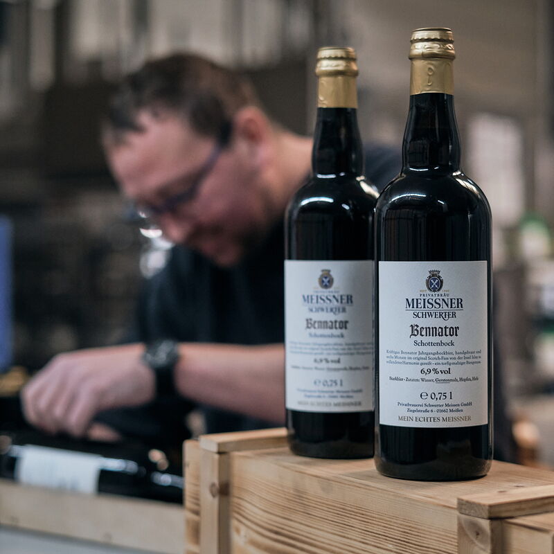 Braumeister Robert Kaeßler präsentiert stolz die Auszeichnung „Bestes Bockbier“.